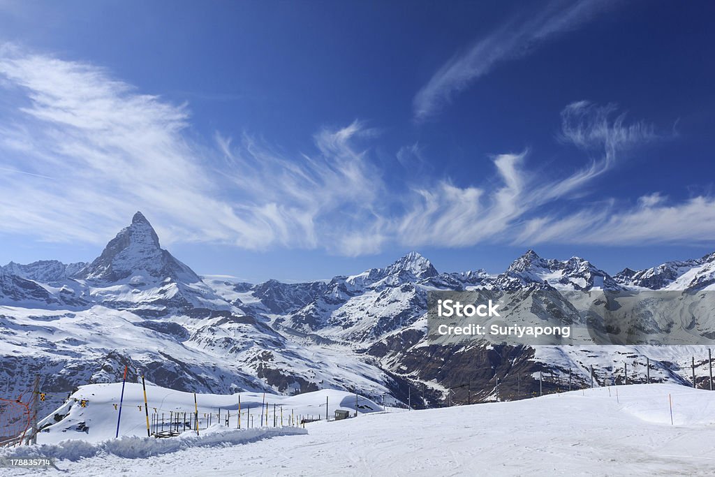 Góra Matterhorn z piękne chmury w - Zbiór zdjęć royalty-free (Alpy)