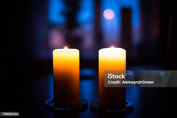 Due Candele Sul Tavolo - Fotografie stock e altre immagini di Candela - Attrezzatura per illuminazione - Candela - Attrezzatura per illuminazione, Blu, Due oggetti