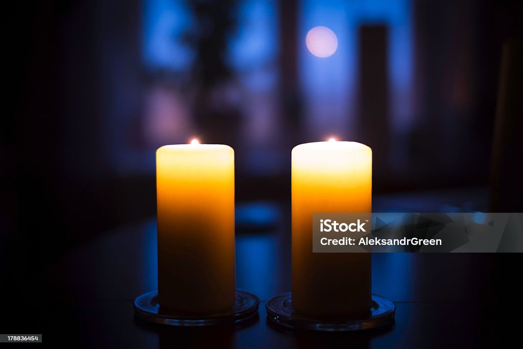 Две свечи на стол - Стоковые фото Свеча роялти-фри