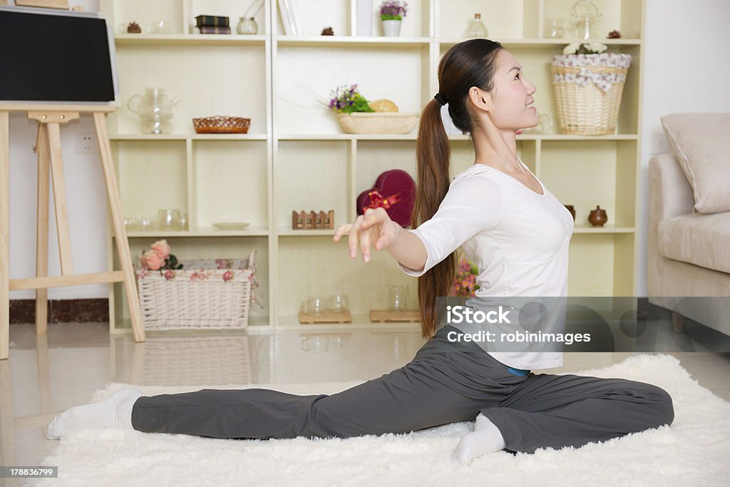 Chinês mulher fazendo yoga - Foto de stock de Adulto royalty-free