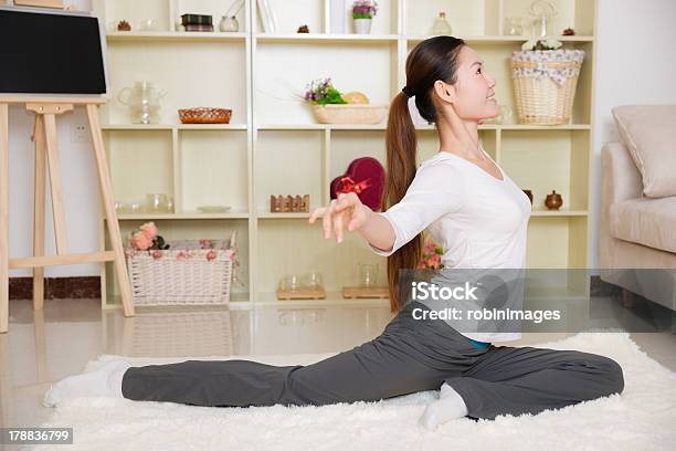 Foto de Chinês Mulher Fazendo Yoga e mais fotos de stock de Adulto - Adulto, Asiático e indiano, Carpete