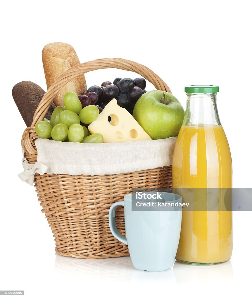 Cestino da Picnic con pane, frutta e succo d'arancia bottiglia - Foto stock royalty-free di Arancia