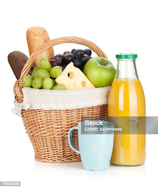 Cestino Da Picnic Con Pane Frutta E Succo Darancia Bottiglia - Fotografie stock e altre immagini di Arancia