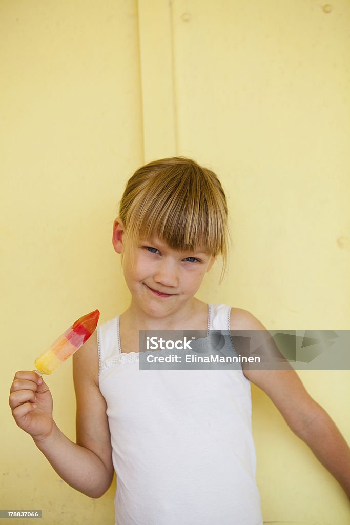 Giovane ragazza tenendo con popsicle - Foto stock royalty-free di A forma di blocco