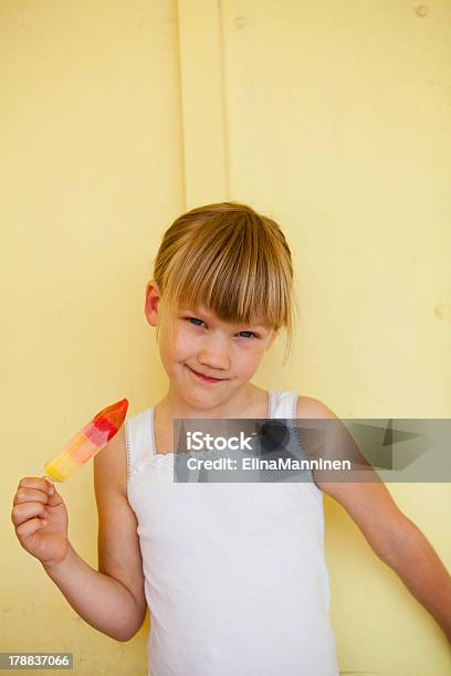 Giovane Ragazza Tenendo Con Popsicle - Fotografie stock e altre immagini di A forma di blocco - A forma di blocco, Bambine femmine, Bambino