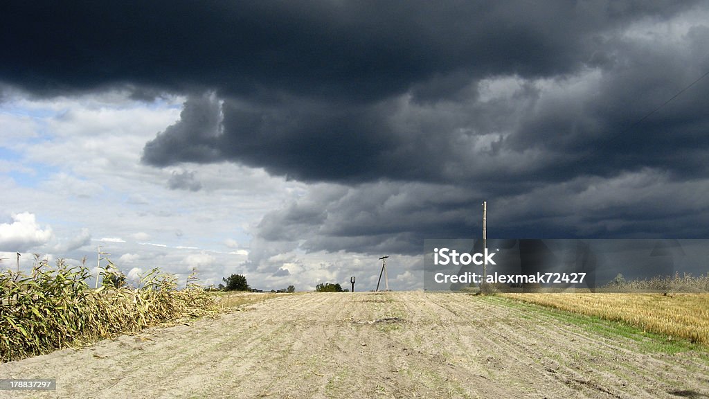 Hermoso paisaje con nubes oscuras de thunder, storm - Foto de stock de Aire libre libre de derechos