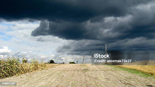 Hermoso Paisaje Con Nubes Oscuras De Thunder Storm Foto de stock y más banco de imágenes de Aire libre