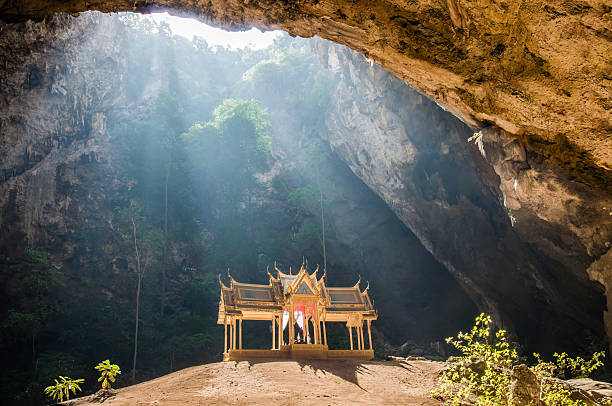 nakhon cave phraya, sam rei yot, pranburi parque nacional, tailândia. - phraya nakhon cave imagens e fotografias de stock