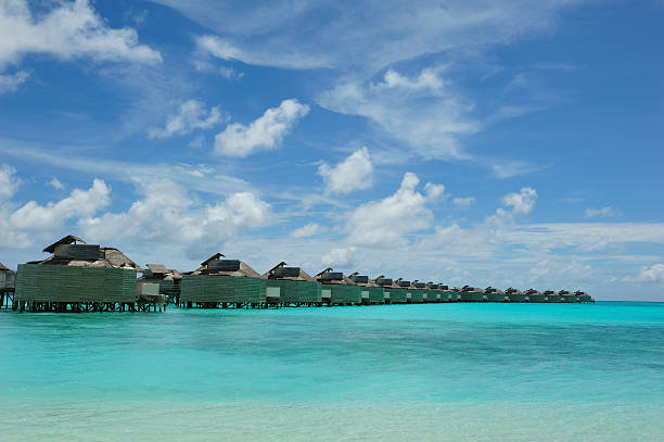 몰디브 수변 빌라 - hut maldives beach hut jetty 뉴스 사진 이미지