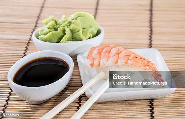 Sushi Nigiri Con Salsa De Soja Y De Wasabi Foto de stock y más banco de imágenes de Alimento - Alimento, Arroz - Comida básica, Asia