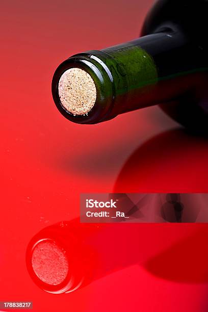 Eine Flasche Wein Stockfoto und mehr Bilder von Alkoholisches Getränk - Alkoholisches Getränk, Dekantiergefäß, Flasche