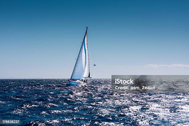 Barco De Vela Foto de stock y más banco de imágenes de Actividades recreativas - Actividades recreativas, Agua, Aire libre