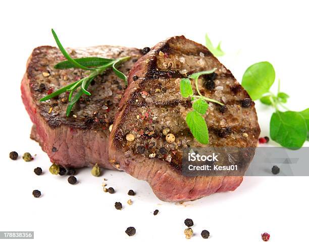 Photo libre de droit de Délicieux Steaks De Bœuf banque d'images et plus d'images libres de droit de Aliment - Aliment, Aliment préparé en filet, Aliments et boissons