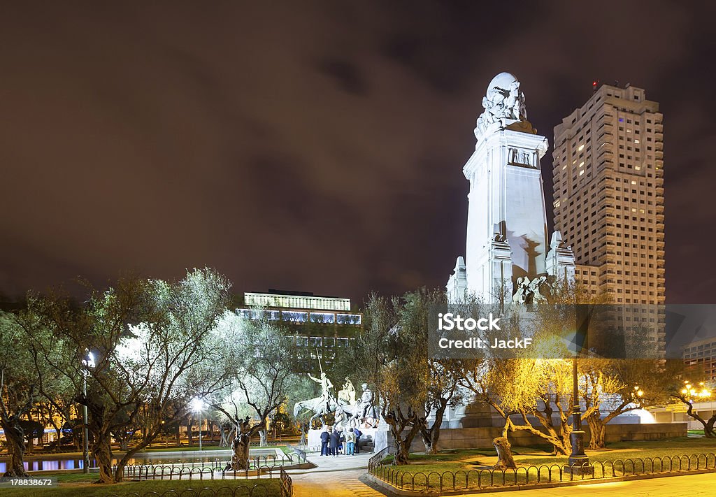 Cervantes monumento en la noche - Foto de stock de Aire libre libre de derechos