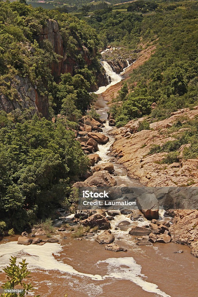 Бег через Скалистые Река gorge - Стоковые фото Без людей роялти-фри