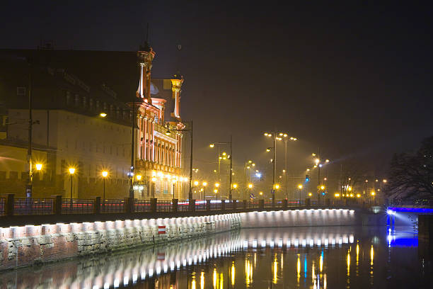 wroclaw na noite, polónia - wroclaw traffic night flowing imagens e fotografias de stock