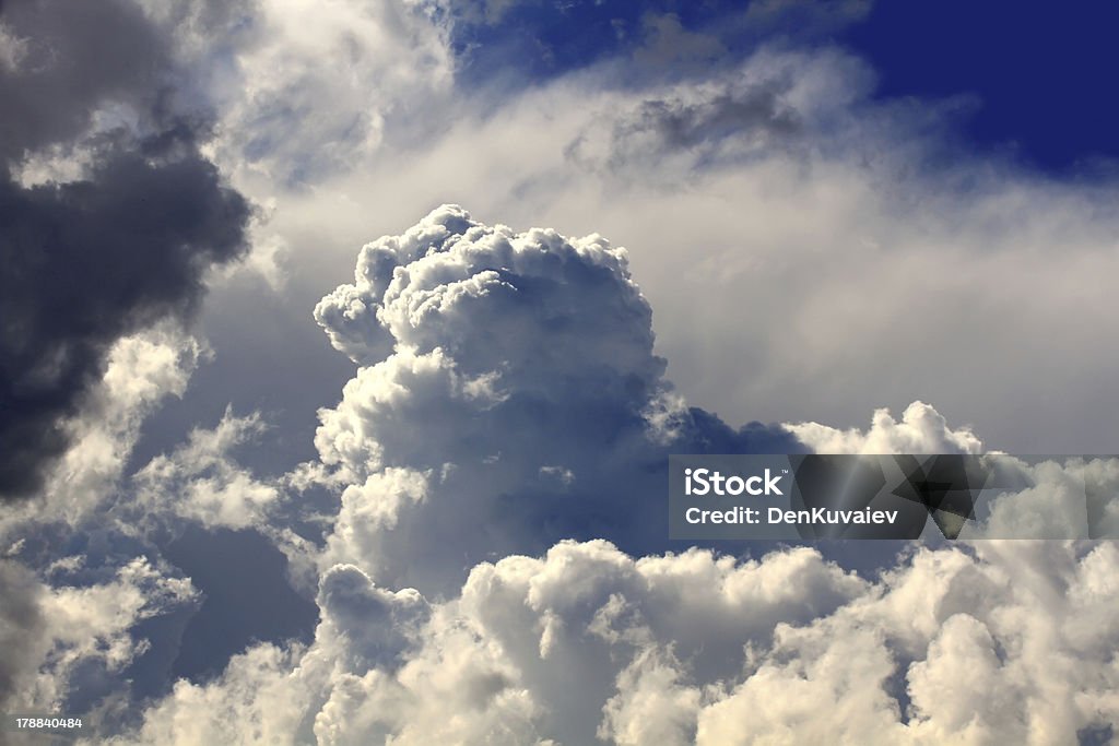 Grandes nuvens. - Royalty-free Acima Foto de stock