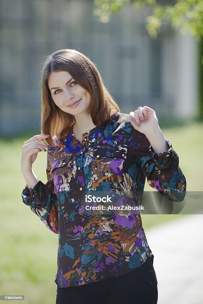 Donna d'affari all'aperto - Foto stock royalty-free di 20-24 anni