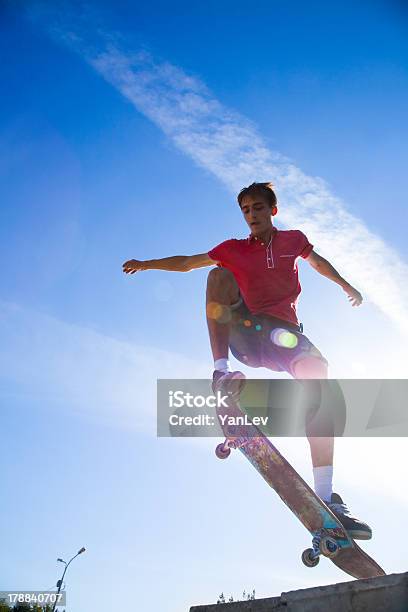 Salto Com Skate - Fotografias de stock e mais imagens de Acima - Acima, Adolescente, Adolescência