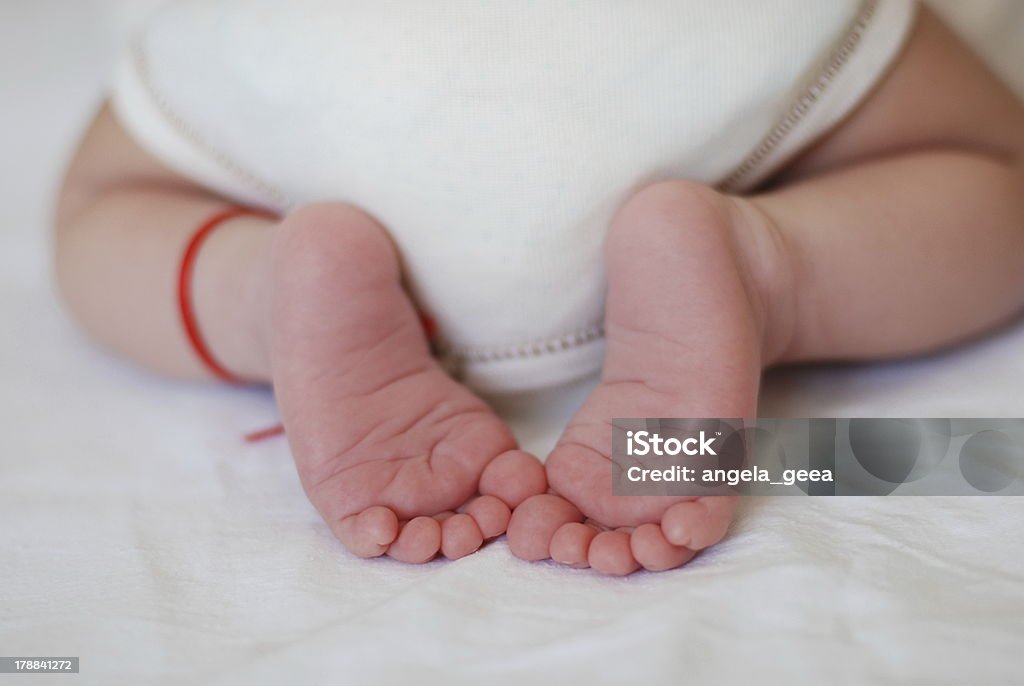 Bébé pieds nus - Photo de Bébé libre de droits