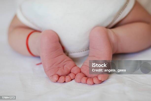Baby Bosej Stopy - zdjęcia stockowe i więcej obrazów Boso - Boso, Fotografika, Horyzontalny