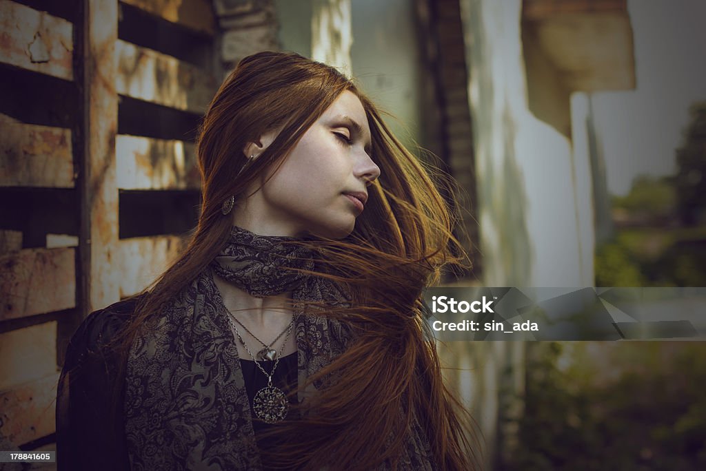 Schöne romantische Mädchen mit langen Haaren im village - Lizenzfrei Betrachtung Stock-Foto