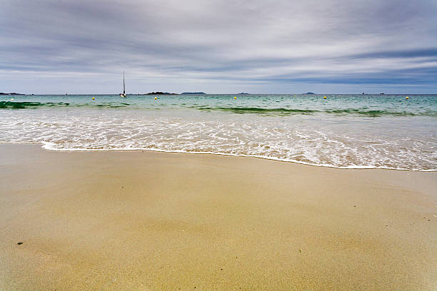 mare e sulla spiaggia in un giorno nuvoloso, perros-guirec, brittan - brittan foto e immagini stock