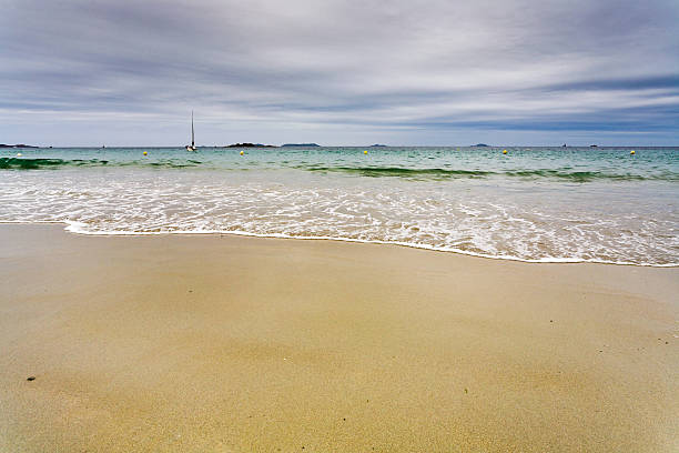 mar praia em dia nublado, perros-guirec, brittan - brittan - fotografias e filmes do acervo