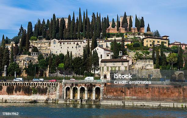 Di San Pietro Hill E Teatro Romano Di Verona Italia - Fotografie stock e altre immagini di Stile classico romano