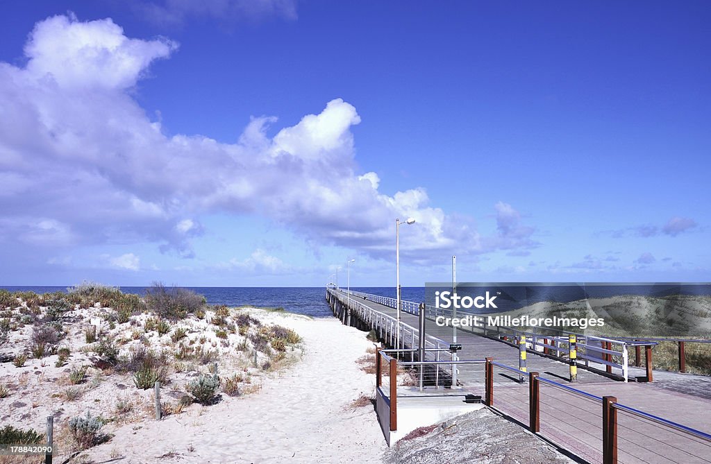 Embarcadero pier Extendiéndose hasta el mar. - Foto de stock de Agua libre de derechos