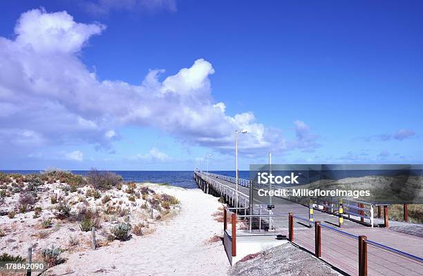 Embarcadero Pier Extendiéndose Hasta El Mar Foto de stock y más banco de imágenes de Agua - Agua, Aire libre, Arena