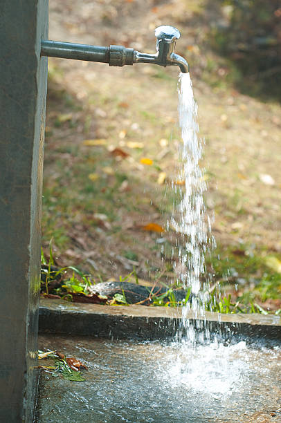 fließendes wasser vom fass - economise stock-fotos und bilder