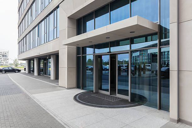 puerta de la oficina - built structure business building exterior glass fotografías e imágenes de stock