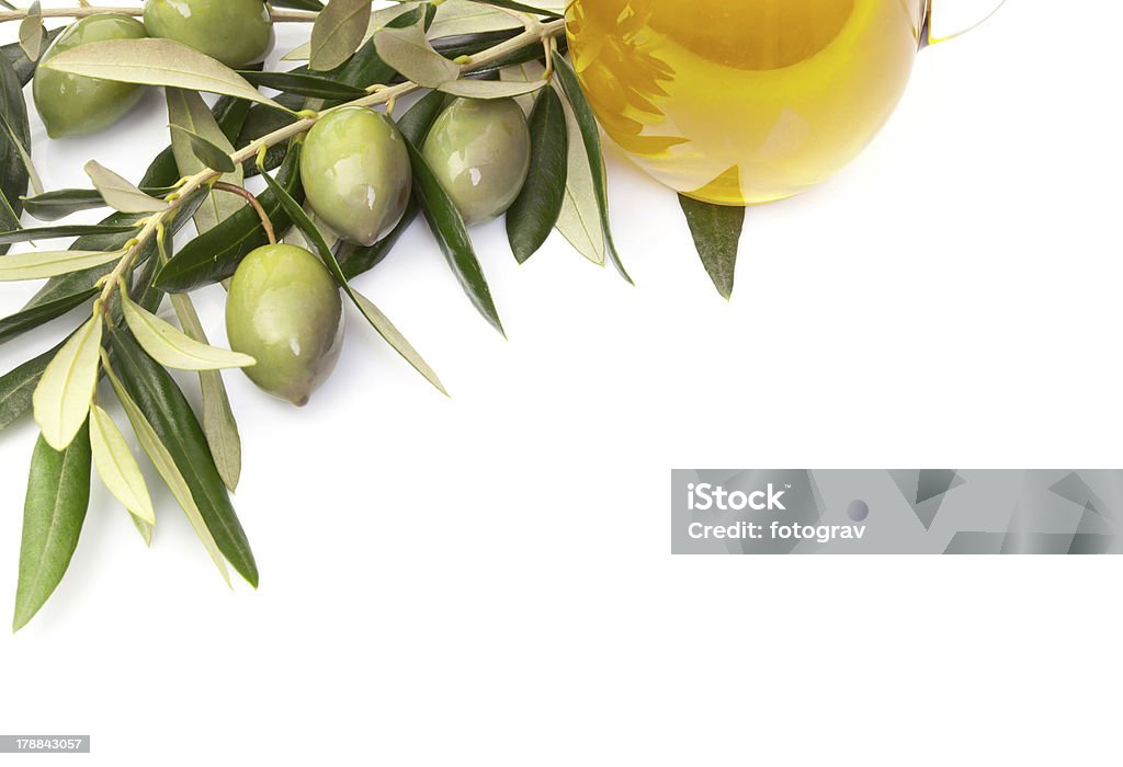 Oliven und eine Flasche Olivenöl - Lizenzfrei Abnehmen Stock-Foto