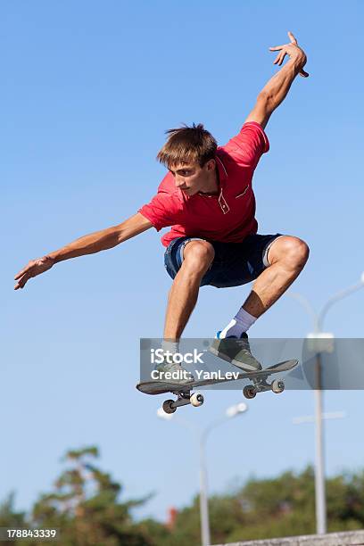 Salto Com Skate - Fotografias de stock e mais imagens de Acima - Acima, Adolescente, Adolescência