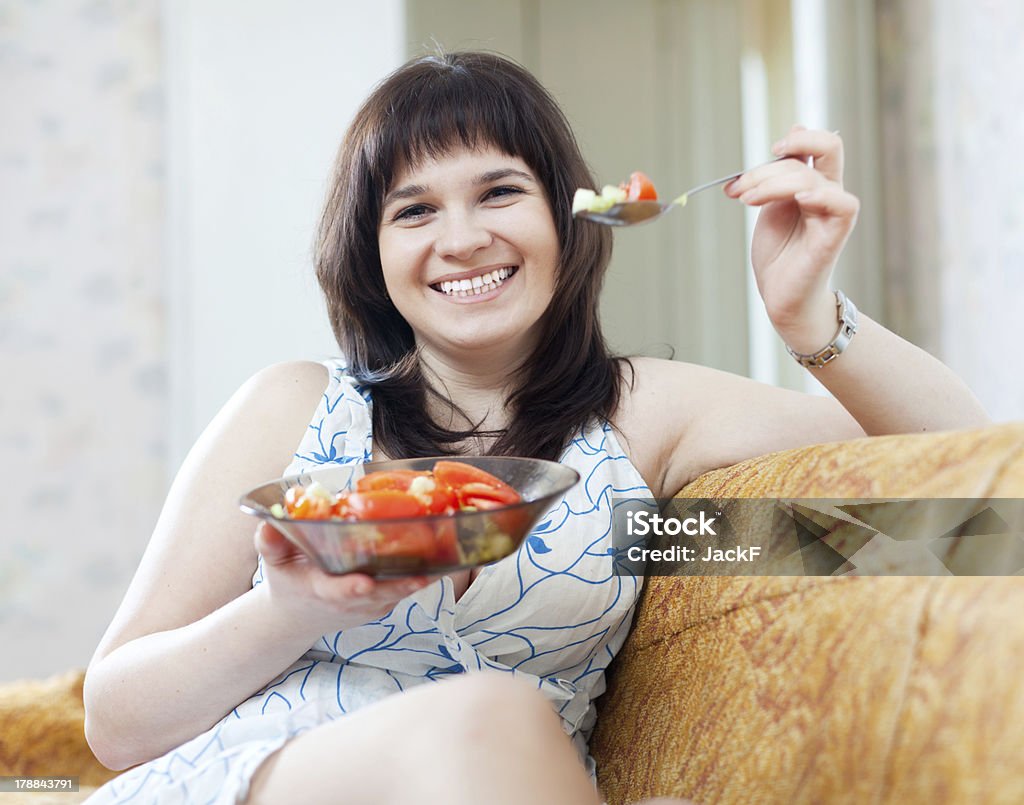 일상적인 여성 eats 야채면 긍정적임과 - 로열티 프리 가정 생활 스톡 사진