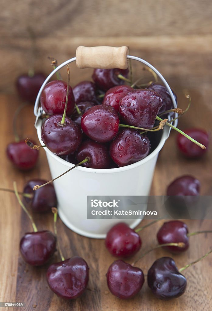 Molhado cerejas frescas em um balde branco - Royalty-free Alimentação Saudável Foto de stock