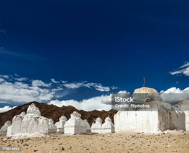 Monaci Chortens Ladakh - Fotografie stock e altre immagini di Ambientazione tranquilla - Ambientazione tranquilla, Antico - Condizione, Armonia