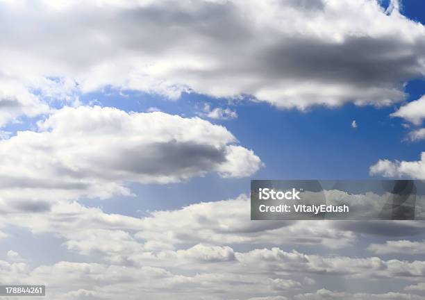 Foto de Lindo Céu Com Nuvens Brancas e mais fotos de stock de Ambiente - Evento - Ambiente - Evento, Azul, Beleza