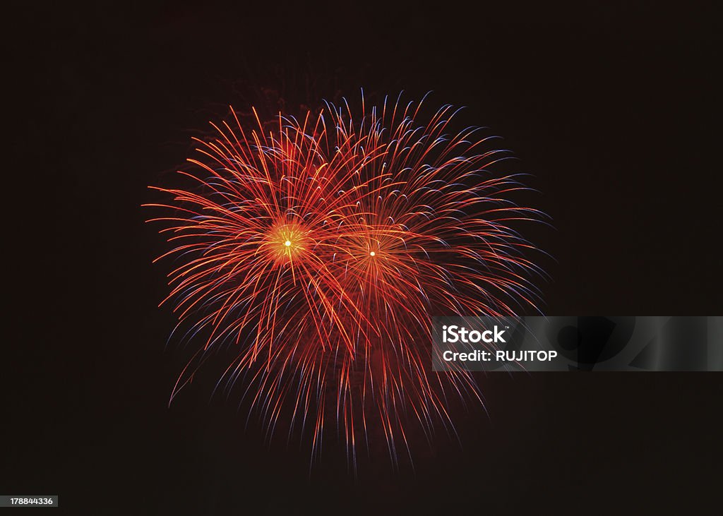 Vários fogos de artifício contra um céu negro - Foto de stock de Comemoração - Conceito royalty-free