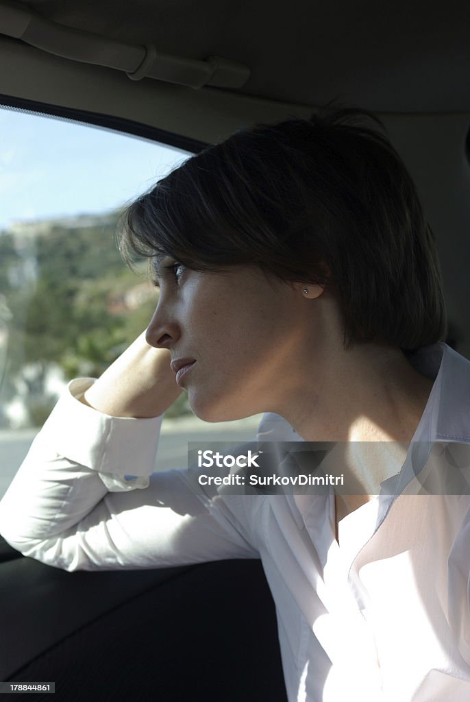 Smutna kobieta w samochodzie - Zbiór zdjęć royalty-free (30-39 lat)