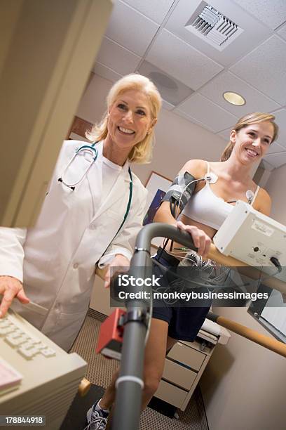 Medico Di Monitorare La Frequenza Cardiaca Del Paziente Su Un Tapis Roulant - Fotografie stock e altre immagini di Tapis roulant