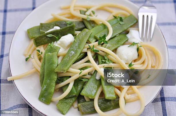 Foto de Espaguete Com Ervilhas E Muçarela e mais fotos de stock de Almoço - Almoço, Antepasto, Comida