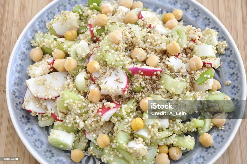 Salada de Quinoa com grão-de-bico, pepino e rabanete vermelho - Foto de stock de Almoço royalty-free