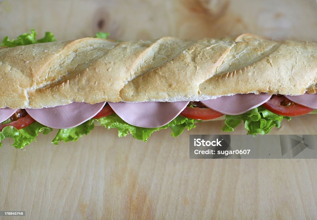 baguette-Sandwich mit Hühnerfleisch salami, Salat und Tomaten - Lizenzfrei Arrangieren Stock-Foto