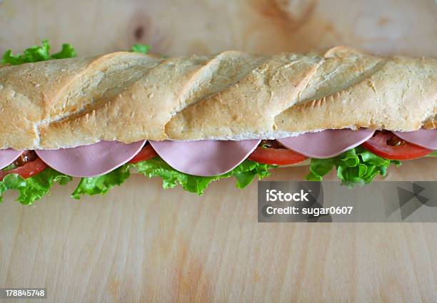 Baguettesandwich Mit Hühnerfleisch Salami Salat Und Tomaten Stockfoto und mehr Bilder von Arrangieren