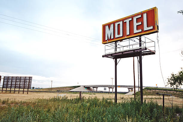 o sinal de motel - route 66 sign hotel retro revival - fotografias e filmes do acervo