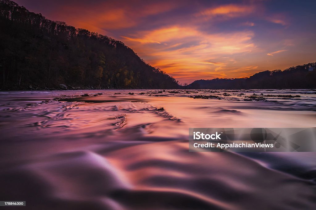 Rzeka Shenandoah o zachodzie słońca, w Harper's Ferry, West Virginia. - Zbiór zdjęć royalty-free (Dolina Shenandoah)
