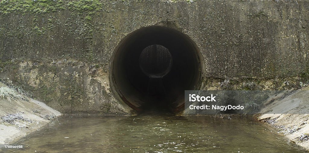 Canal de drenagem de água - Foto de stock de Arcaico royalty-free