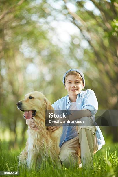 Boy Con Perro Foto de stock y más banco de imágenes de Abrazar - Abrazar, Aire libre, Amistad